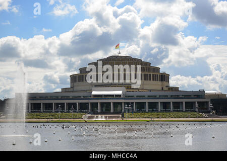 Il famoso sito patrimonio mondiale dell'UNESCO "Centennial Hall' o 'Jahrhunderhalle' a Wroclaw in Polonia. L'architetto è stato Max Berg, è stato costruito nel 1911-1913 Foto Stock