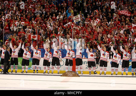 Il canadese le donne la squadra di hockey dopo aver sconfitto gli Stati Uniti nella finale per vincere la medaglia d'oro alle Olimpiadi di Vancouver. Foto Stock