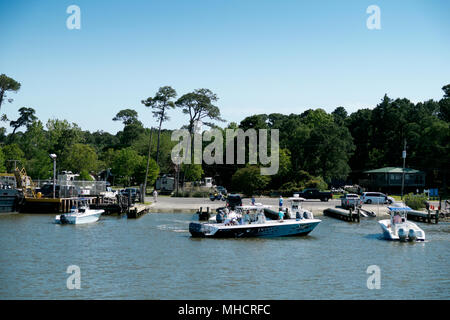 Barche da pesca e piccole imbarcazioni da diporto tornare al dock a Dauphine Iland, Alabama dopo un pomeriggio crociera sulla Baia di Mobile. Foto Stock