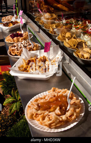 Imbuto di diversi dolci sono esposti per la vendita al di fuori di un fornitore di prodotti alimentari allo stand a una fiera della contea. Foto Stock