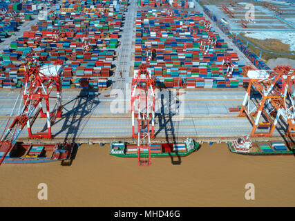 Contenitore morsetto a Shanghai yangshan acque profonde porto, Cina Foto Stock