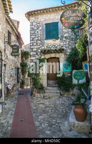 EZE, Francia - 29 ottobre 2014: Stretta Street nella città vecchia Foto Stock