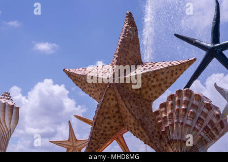 Centro di Cancun ha una fontana centrale con le gigantesche conchiglie e stelle marine. Foto Stock