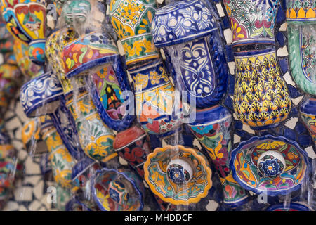 Mexican talavera ceramiche di stile utilizzato in altare e fontana. Questa colorata a mano maiolica hanno un aspetto sfocato come essi il fusibile in smalto. Foto Stock