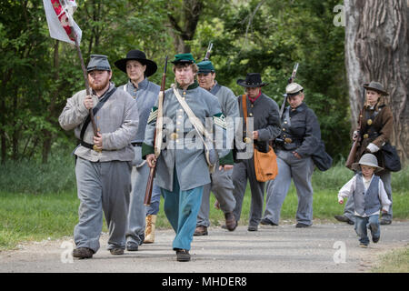 La guerra civile reenactors in azione al cane isola rievocazione storica evento in Red Bluff, California. Foto Stock