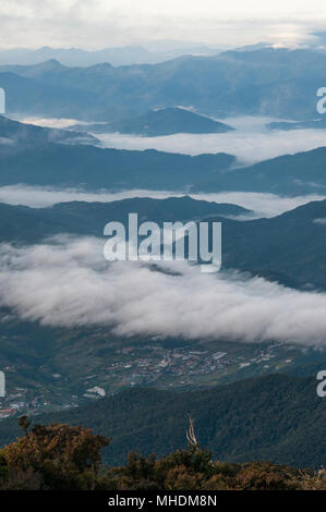 La mattina presto vista da Labano Rata Resthouse sotto la vetta del Monte Kinabalu, Sabah Malaysian Borneo Foto Stock