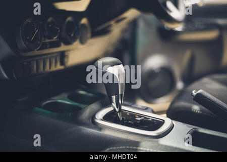 Ingranaggio automatico stick all'interno auto moderna per lo sfondo Foto Stock