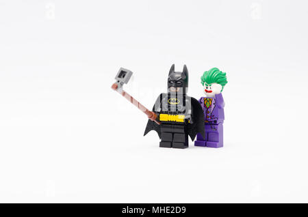 La mini figura di Batman e joker di scattare una foto insieme. Lego  minifigures sono fabbricati da Lego Foto stock - Alamy