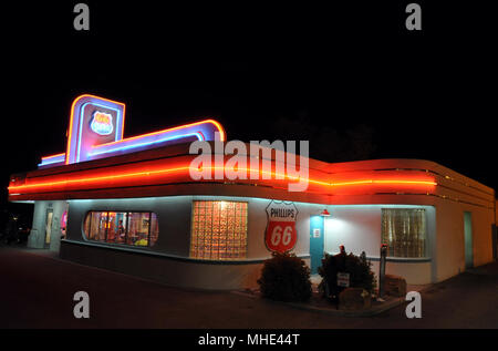 Vista notturna del 66 Diner in Albuquerque, Nuovo Messico. Il percorso 66 ristorante era originariamente un cacciavite Phillips 66 stazione di gas e garage. Foto Stock