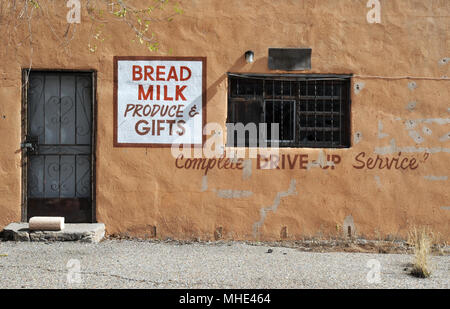 Un negozio di generi alimentari e un pacchetto di liquori in Algodones, Nuovo Messico, sullo storico El Camino Real trail e il 1926-37 allineamento della Route 66. Foto Stock