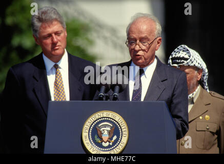 Washington, DC. 9-13-1993 presidente William Jefferson Clinton ospita Palestintin accordi di pace la firma del trattato sulla South Lawn della Casa Bianca. Il primo ministro Yitzhak Rabin di Israele e l'Organizzazione per la liberazione della Palestina presidente Yasser Arafat, agitare le mani in una cerimonia pubblica alla Casa Bianca dopo la firma di un accordo che ha concesso autonomia limitata alla Palestina e ha gettato le basi per i futuri negoziati di pace. William Jefferson 'Bill Clinton è un uomo politico americano che ha servito da 1993 al 2001 come il quarantaduesimo Presidente degli Stati Uniti. Inaugurato all'età 46, stava il th Foto Stock