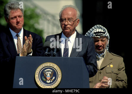 Washington, DC. 9-13-1993 presidente William Jefferson Clinton ospita Palestintin accordi di pace la firma del trattato sulla South Lawn della Casa Bianca. Il primo ministro Yitzhak Rabin di Israele e l'Organizzazione per la liberazione della Palestina presidente Yasser Arafat, agitare le mani in una cerimonia pubblica alla Casa Bianca dopo la firma di un accordo che ha concesso autonomia limitata alla Palestina e ha gettato le basi per i futuri negoziati di pace. William Jefferson 'Bill Clinton è un uomo politico americano che ha servito da 1993 al 2001 come il quarantaduesimo Presidente degli Stati Uniti. Inaugurato all'età 46, era il terzo Foto Stock