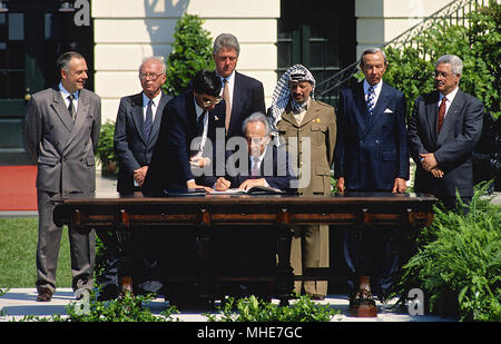 Washington, DC. 9-13-1993 presidente William Jefferson Clinton ospita Palestintin accordi di pace la firma del trattato sulla South Lawn della Casa Bianca. Il primo ministro Yitzhak Rabin di Israele e l'Organizzazione per la liberazione della Palestina presidente Yasser Arafat, agitare le mani in una cerimonia pubblica alla Casa Bianca dopo la firma di un accordo che ha concesso autonomia limitata alla Palestina e ha gettato le basi per i futuri negoziati di pace. William Jefferson 'Bill Clinton è un uomo politico americano che ha servito da 1993 al 2001 come il quarantaduesimo Presidente degli Stati Uniti. Inaugurato all'età 46, era il terzo Foto Stock