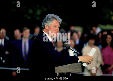 Washington DC. Stati Uniti d'America, 29 aprile 1993 il presidente William Clinton fa di commento alla reception per il Presidente Health Care Task Force nel vialetto del South Lawn della Casa Bianca Credit:contrassegnare Reinstein /MediaPunch Foto Stock