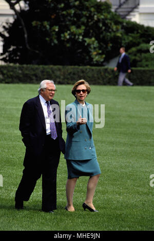 Washington, DC. Stati Uniti d'America, 10 Agosto, 1993 prima signora Hillary Clinton e gli aiuti a piedi attraverso il South Lawn della Casa Bianca Credit:contrassegnare Reinstein /MediaPunch Foto Stock