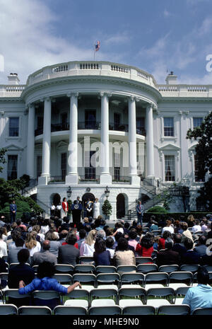Washington, DC. Stati Uniti d'America, 15 maggio, 1984 Michael Jackson è onorato alla Casa Bianca dal Presidente Reagan e la First Lady Nancy Reagan per il suo impegno nel sostenere " BASTA DIRE NO ALLA DROGA" Credit:contrassegnare Reinstein /MediaPunch Foto Stock
