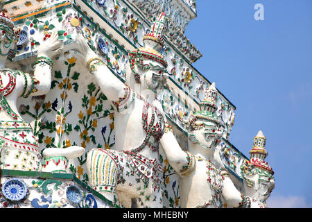 Close up intricato design & figure la decorazione di Wat Arun o il tempio dell'alba, Bangkok, Thailandia. Foto Stock