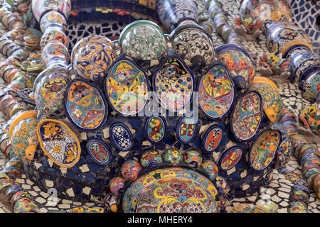 Mexican talavera ceramiche di stile utilizzato in altare e fontana. Questa colorata a mano maiolica hanno un aspetto sfocato come essi il fusibile in smalto. Foto Stock