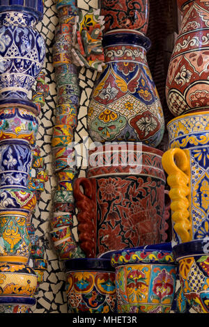 Mexican talavera ceramiche di stile utilizzato in altare e fontana. Questa colorata a mano maiolica hanno un aspetto sfocato come essi il fusibile in smalto. Foto Stock