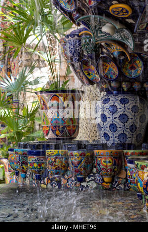 Mexican talavera ceramiche di stile utilizzato in altare e fontana. Questa colorata a mano maiolica hanno un aspetto sfocato come essi il fusibile in smalto. Foto Stock