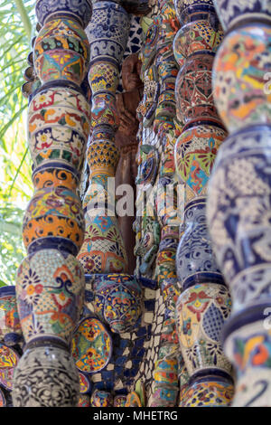 Mexican talavera ceramiche di stile utilizzato in altare e fontana. Questa colorata a mano maiolica hanno un aspetto sfocato come essi il fusibile in smalto. Foto Stock