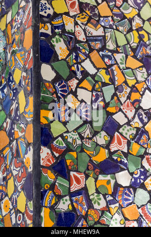 Mexican talavera ceramiche di stile utilizzato in altare e fontana. Questa colorata a mano maiolica hanno un aspetto sfocato come essi il fusibile in smalto. Foto Stock