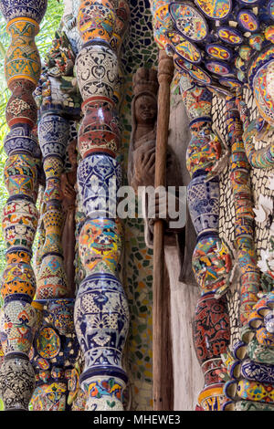 Mexican talavera ceramiche di stile utilizzato in altare e fontana. Questa colorata a mano maiolica hanno un aspetto sfocato come essi il fusibile in smalto. Foto Stock