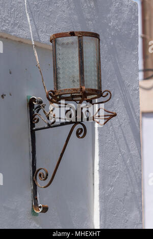 Vecchio arrugginito strada lampada sul messicano coloniale casa. Ora è adattato per lampadine elettriche. Foto Stock