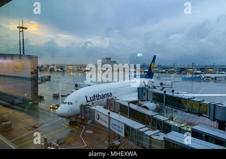 Airbus A380-800 della compagnia Lufthansa si prepara a prendere il via all'aeroporto di Francoforte in Germania. Lufthansa è la più grande compagnia aerea tedesca. Foto Stock