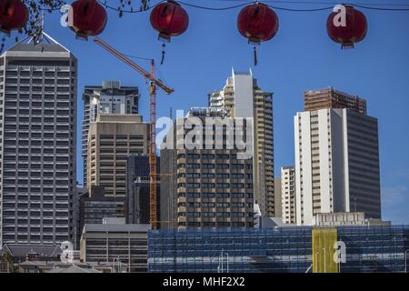 Immagini di grattacieli di Brisbane attraverso il fiume durante il capodanno cinese. Le immagini sono state scattate a mezzogiorno per un weekend. Foto Stock