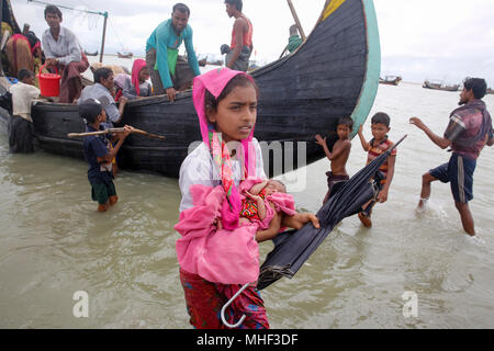 I rifugiati Rohingya a piedi la riva dopo aver attraversato il confine Bangladesh-Myanmar in barca attraverso la baia del Bengala in Shah Porir Dwip. Teknaf, Cox's B Foto Stock