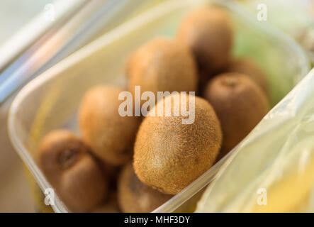 Kiwi in un contenitore in plastica Foto Stock