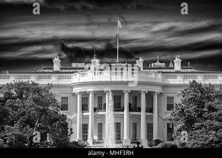 La casa bianca a Washington DC vista sul giorno nuvoloso sfondo in bianco e nero Foto Stock