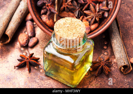 Olio essenziale di cannella e anice in bottiglia Foto Stock