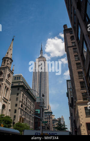 Vista dell'Empire State Building da 5th Ave, NY 2006 Foto Stock