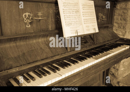 Vecchio rotto antico pianoforte seppia monocroma effetto invecchiato Foto Stock