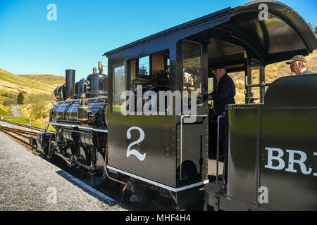 Motore a vapore sul Brecon ferrovia di montagna che mostra la cabina e il conducente Foto Stock