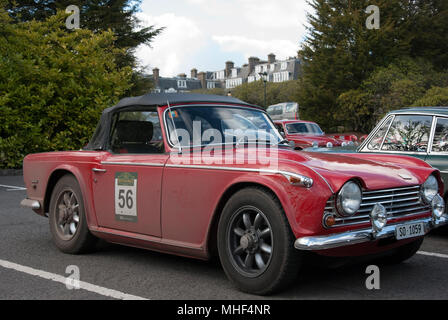 1968 Red Triumph TR250 Sport convertibile auto anteriore lato destro fuorigioco vista di red 1968 Triumph tr250 british soft top guida a sinistra sport sa Foto Stock