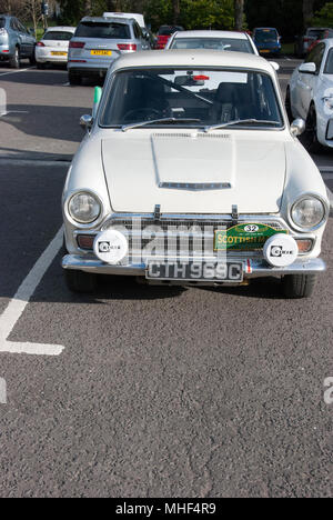 1965 White Ford Cortina GT Mark 1 Rally auto anteriore verticale di bianco con guida a destra a quattro porte sport britannico Sport berlina veicolo automobile Foto Stock