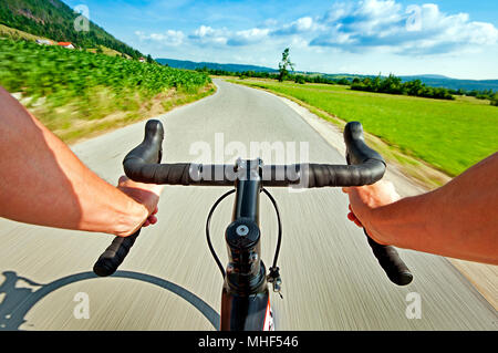 Ciclismo su strada ad angolo ampio riprese di velocità nella natura Foto Stock