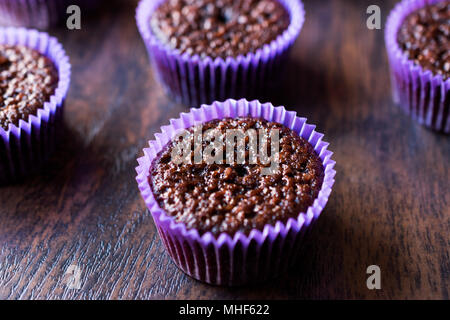 Mini Torta al cioccolato Souffle su una superficie di legno. Concetto di dessert. Foto Stock