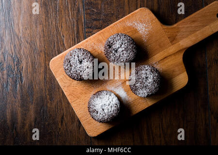 Souffle al cioccolato con zucchero a velo. Concetto di dessert. Foto Stock