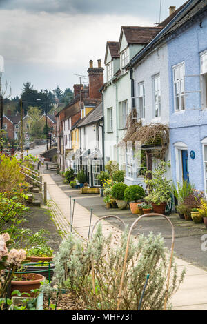 Sud ovest vista lungo abbassare Broad Street. Ludlow Shropshire REGNO UNITO Aprile 2018. Foto Stock