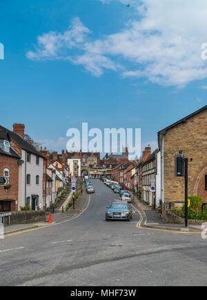 Nord-est vista lungo abbassare Broad Street. Ludlow Shropshire REGNO UNITO Aprile 2018. Foto Stock
