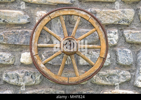 Far West ruota di carro isolato sulla parete Foto Stock