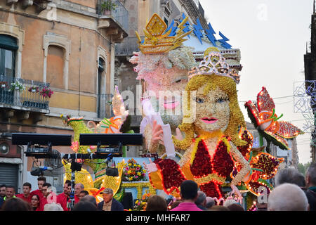 Acireale (CT), Italia - 29 Aprile 2018: Dettaglio di un galleggiante floreali raffiguranti vari personaggi di fantasia durante la sfilata del festival dei fiori alon Foto Stock