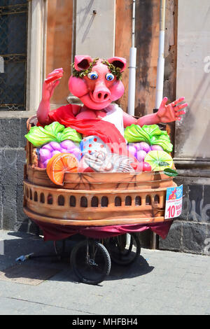 Acireale (CT), Italia - 29 Aprile 2018: Dettaglio di un galleggiante allegoriche raffiguranti vari personaggi di fantasia durante la sfilata di carnevale lungo le strade Foto Stock