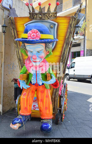 Acireale (CT), Italia - 29 Aprile 2018: Dettaglio di un galleggiante allegoriche raffiguranti vari personaggi di fantasia durante la sfilata di carnevale lungo le strade Foto Stock