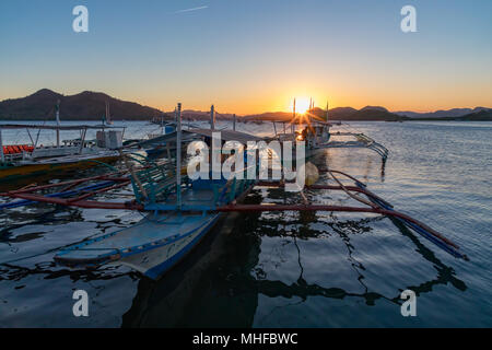 Coron Palawan Filippine, 11 aprile 2018 barche nel porto di Coron Town corretto al tramonto Foto Stock