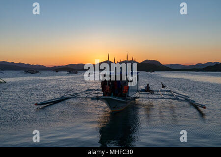 Coron Palawan Filippine, 11 aprile 2018 barche nel porto di Coron Town corretto al tramonto Foto Stock